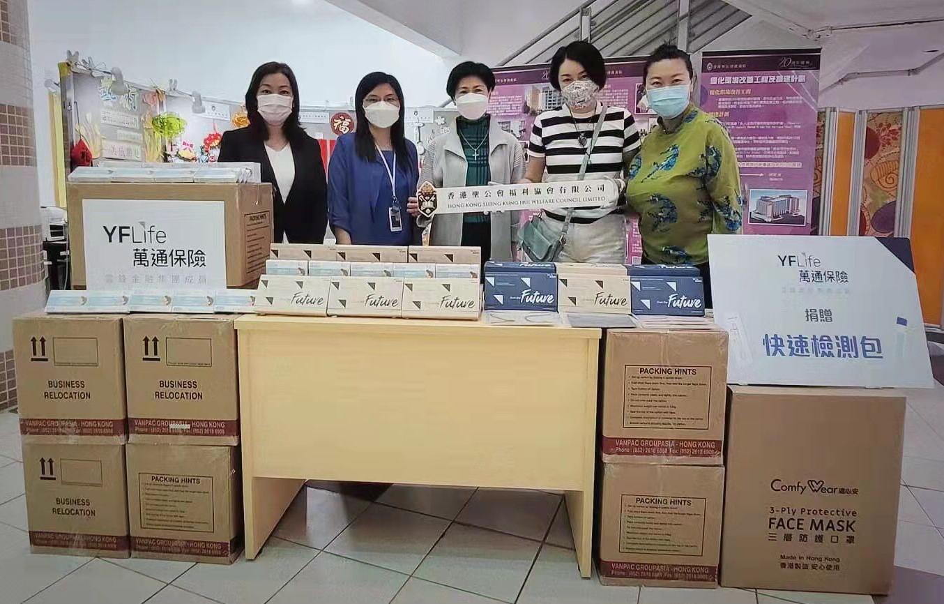 萬通保險捐贈防疫物資予多家安老院舍，圖為香港聖公會福利協會總幹事李正儀博士（中）。