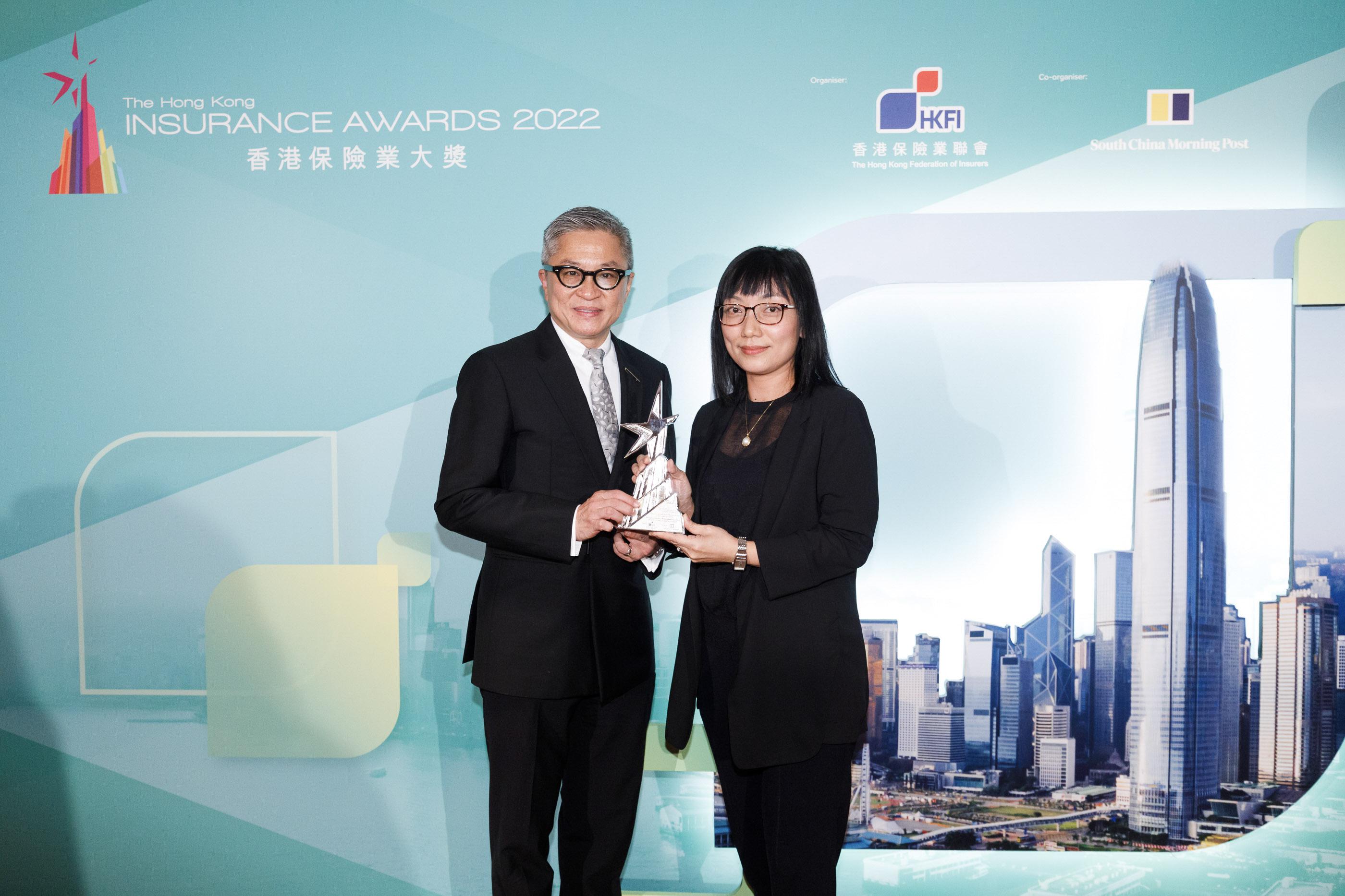 Mr. Peter Yip, Vice President of Marketing at YF Life (left), and Ms. Shirley Yau, Assistant Vice President of Policy Owner Services at YF Life (right), receive the accolade of Top 3 Finalists in “Outstanding Initiative on Community Health Crisis Award” at The Hong Kong Insurance Awards 2022.