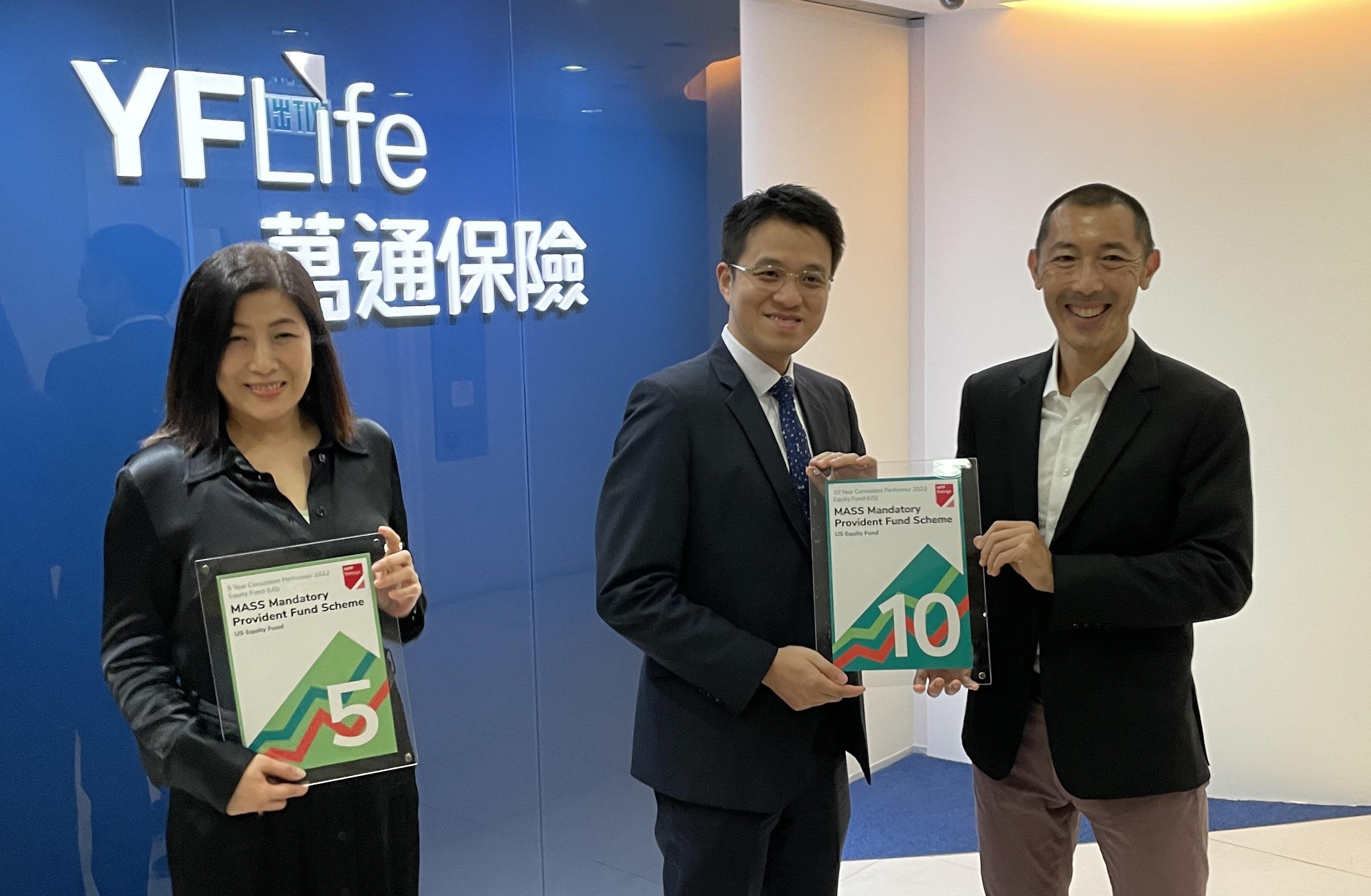 Mr. Francis Chung, Chairman of MPF Ratings (on the right), presents the awards of “MPF Ratings Consistent Performers” to Mr. Alvin Tse, Head of Pension & Employee Benefits (in the middle) and Ms. Rita Yee, Business Director of Pension & Employee Benefits (on the left).